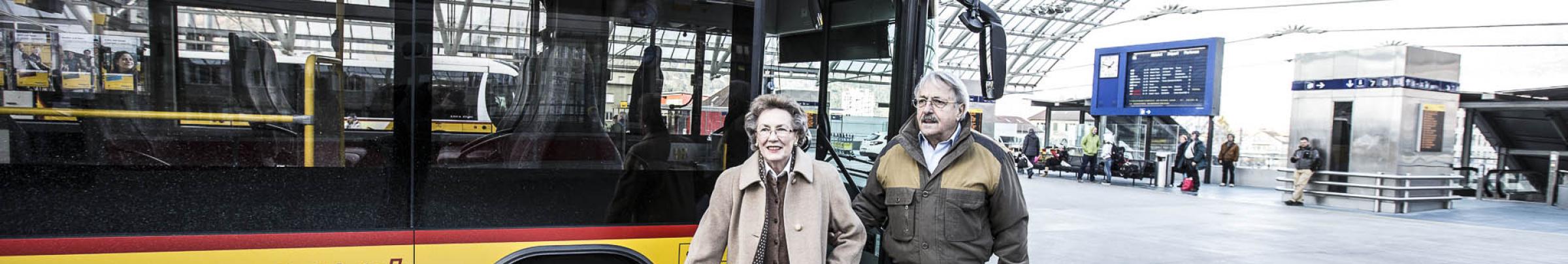 Für ältere Menschen, die nicht selber fahren können, stehen Fahrdienste zur Verfügung.