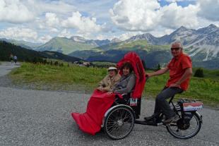 -	Ruth und ihre Tochter geniessen die Aussicht von Arosa Richtung Medergen